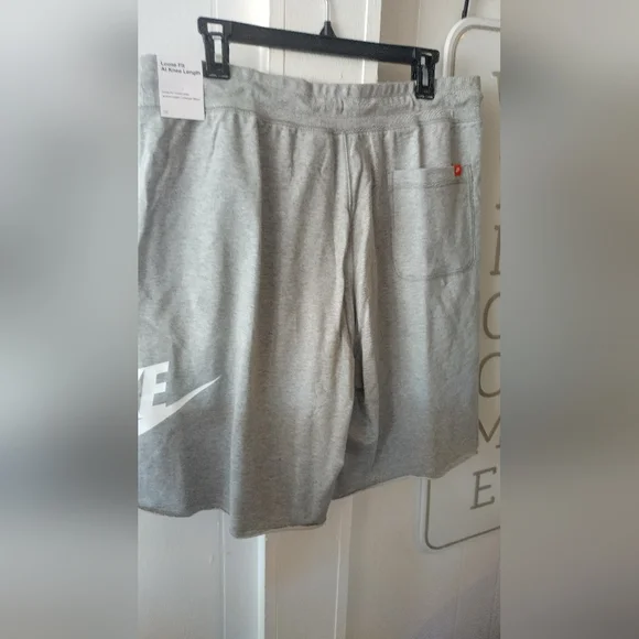 Nike men's Loose Fit at knee Length shorts - Picture 4 of 4